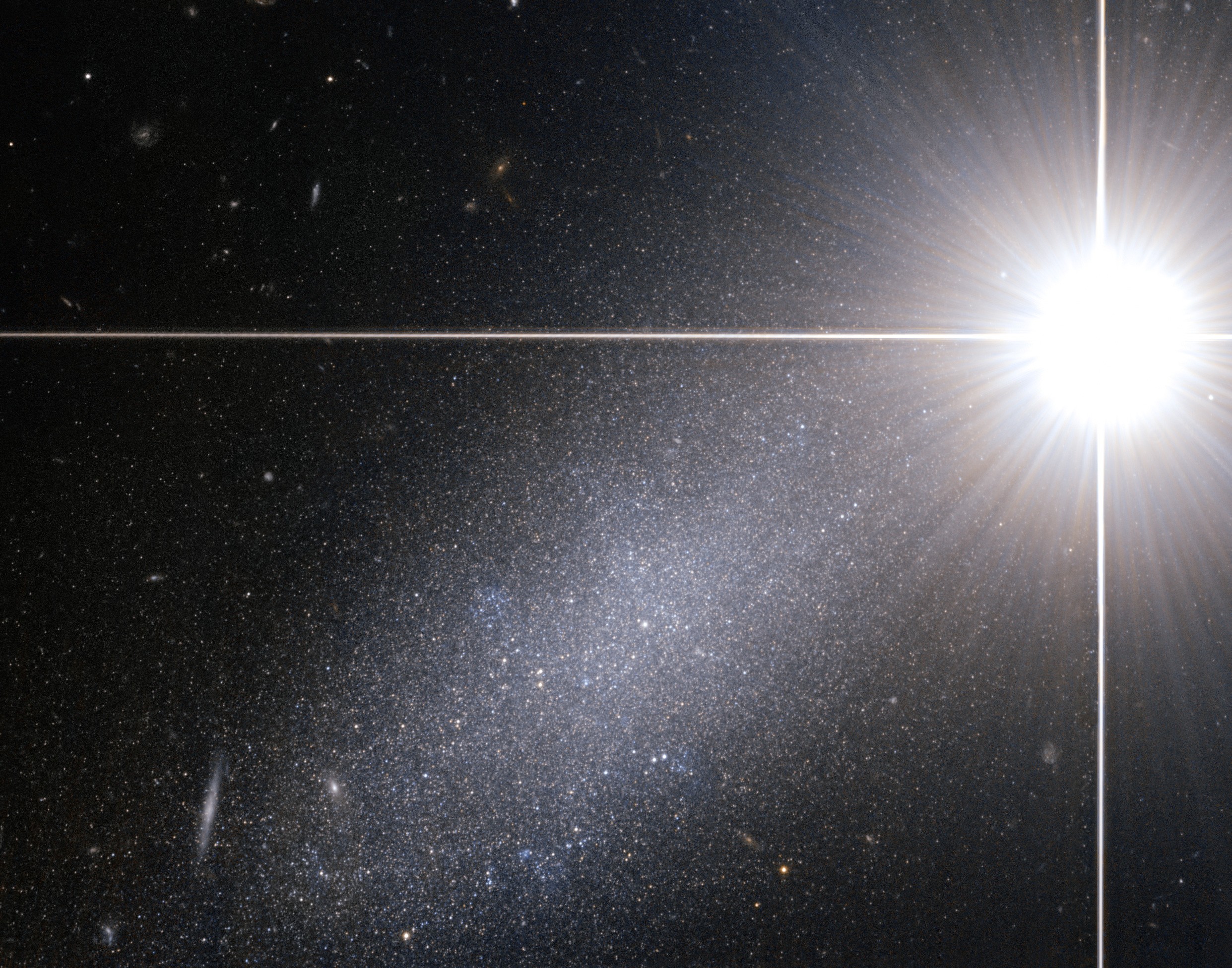 Galáxia anã encontrada dentro da constelação de Draco (Foto: ESA/Hubble)