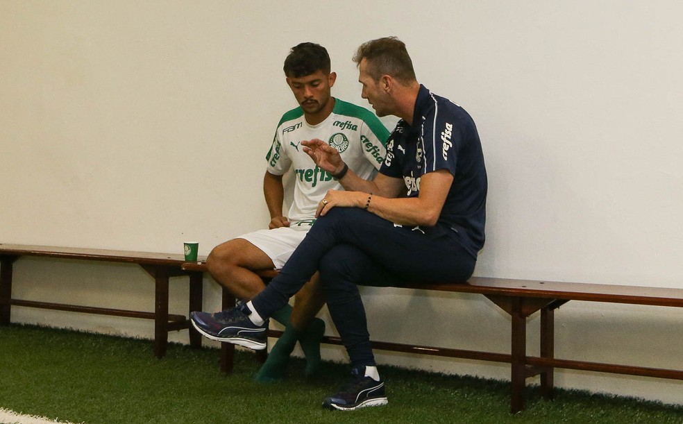 Gustavo Scarpa e o auxiliar Paulo Turra, no Pacaembu — Foto: Cesar Greco/Ag. Palmeiras