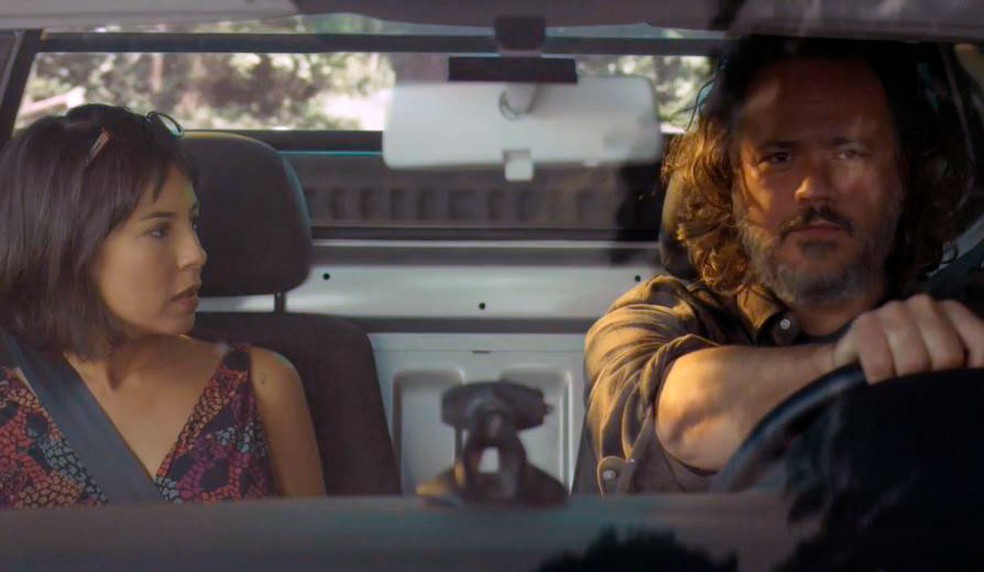 Lara e Mateus veem acidente com Christian/Renato em 'Um Lugar ao Sol' — Foto: Globo