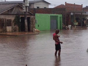 Moradores devem atravessar água para passar de um lado para outro da rua (Foto: Abinoan Santiago/G1)