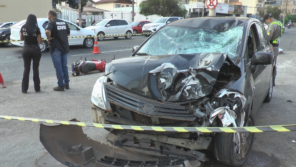 Carro fica com a frente destruída após colidir com moto, em Goiânia — Foto: Reprodução/TV Anhanguera