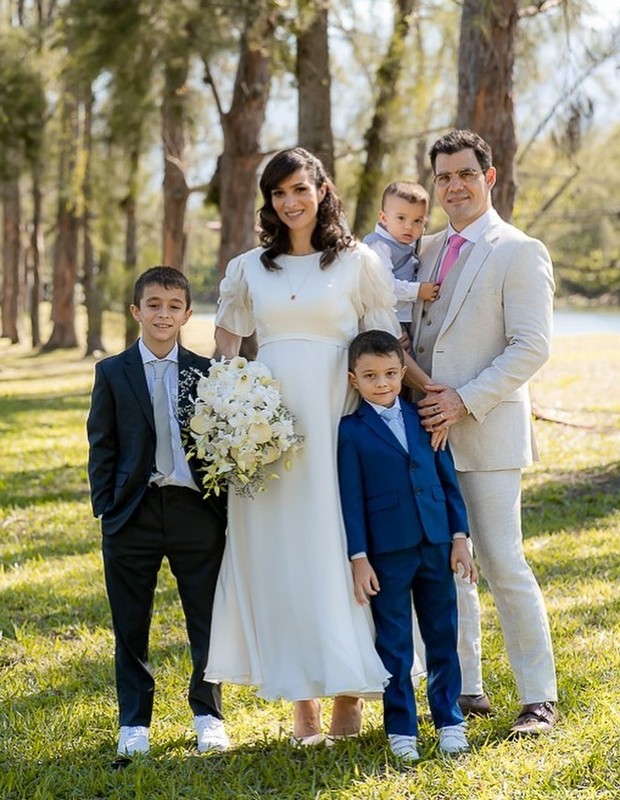 Juliano e Leticia Cazarré se casam no religioso (Foto: Reprodução/Instagram/Lenine Serejo)