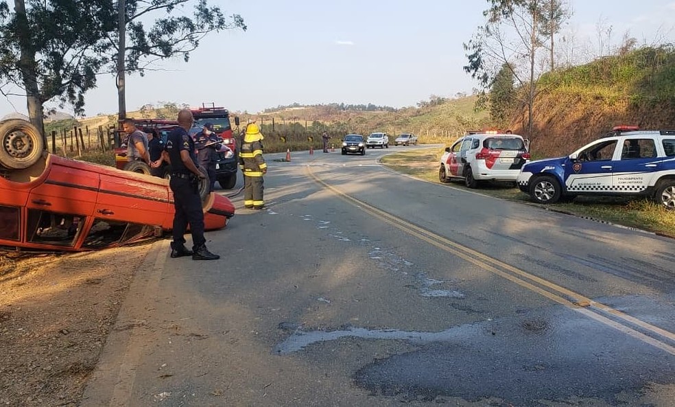 Motorista perde o controle e carro capota em rodovia de Mairinque — Foto: Prefeitura de Mairinque/Divulgação