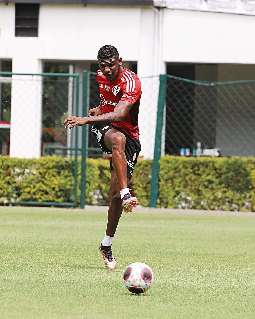 Arboleda em treino pelo São Paulo — Foto: Divulgação