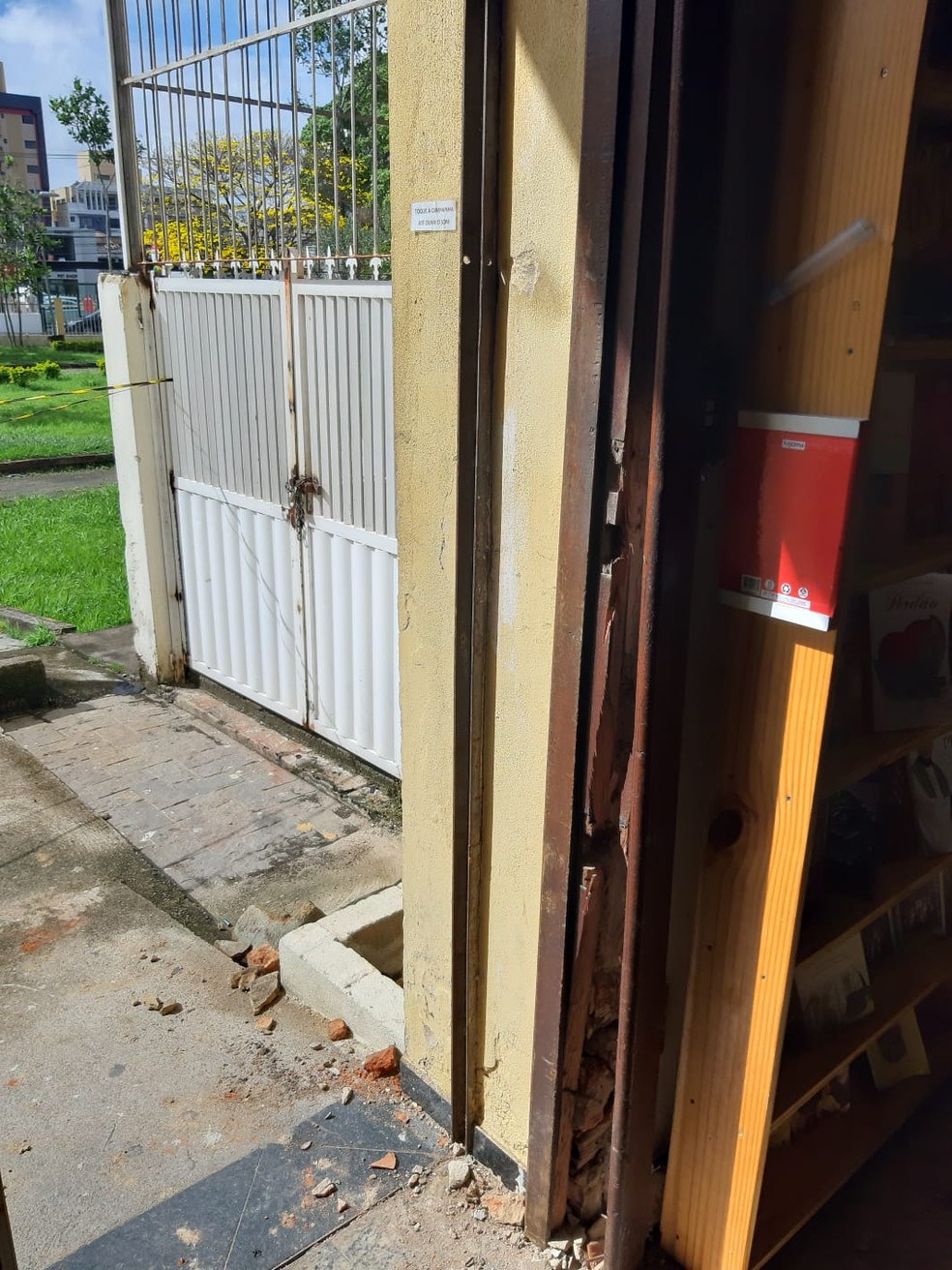 Porta da secretaria de paróquia em Campos, RJ, foi arrombada para que local fosse furtado — Foto: Divulgação/Paróquia São Benedito