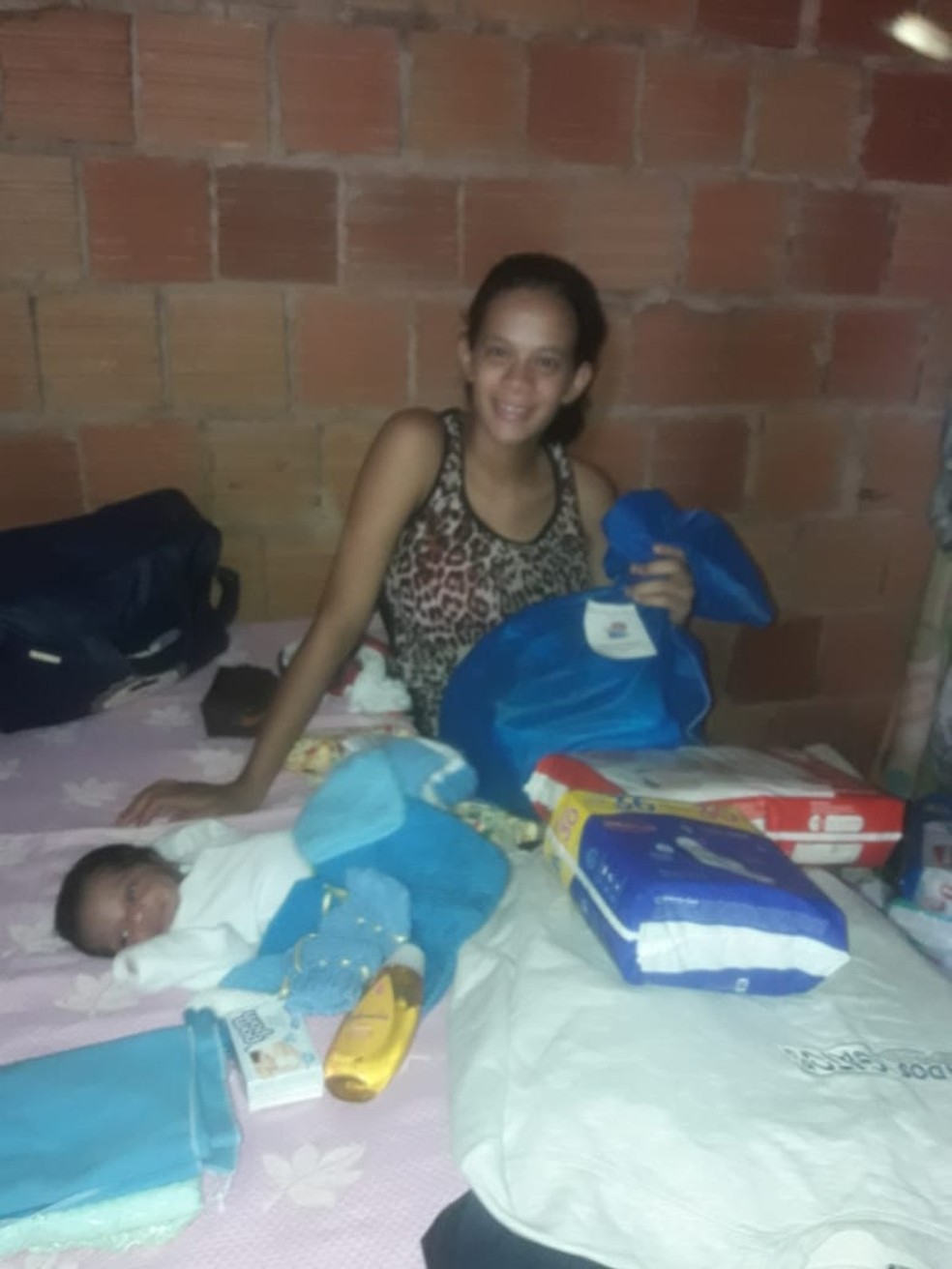 Mãe de bebê que fica em carriola já ganhou doações de roupas, cobertores e fralda — Foto: Redes sociais/Reprodução