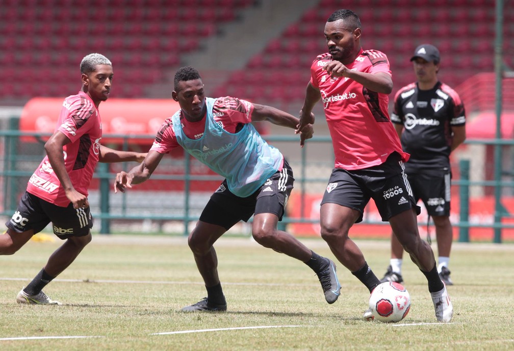 Leo e Nikão em treino do São Paulo nesta quinta — Foto: Rubens Chiri / saopaulofc