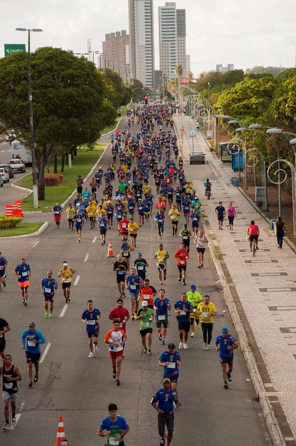 Avenida Engenheiro Roberto Freire é palco da Meia Maratona do Sol: impacto no trânsito tem diminuído — Foto: Tiago Lima/Divulgação