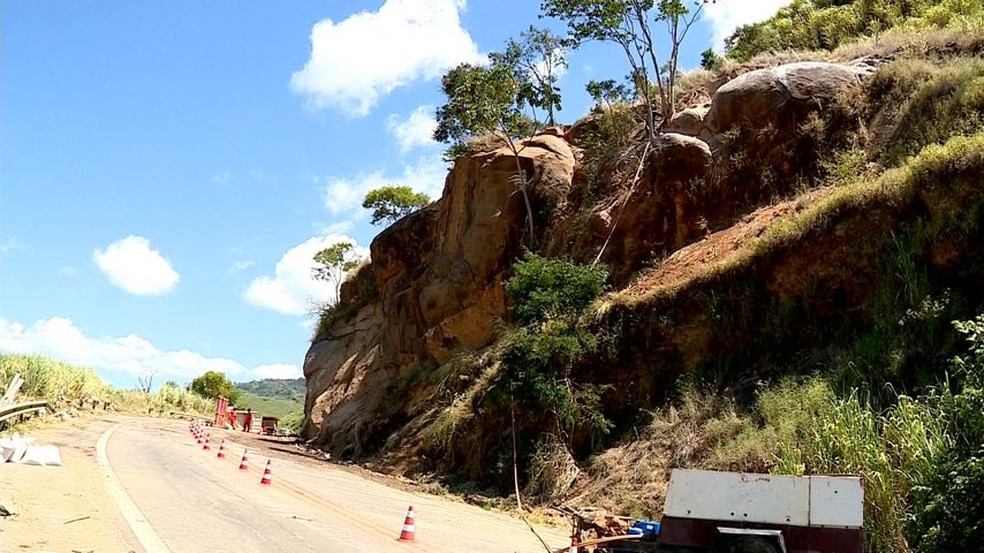 Trecho onde rochas rolaram na BR-259 será interditado nos dois sentidos nesta quarta e quinta (Foto: Reprodução/TV Gazeta)