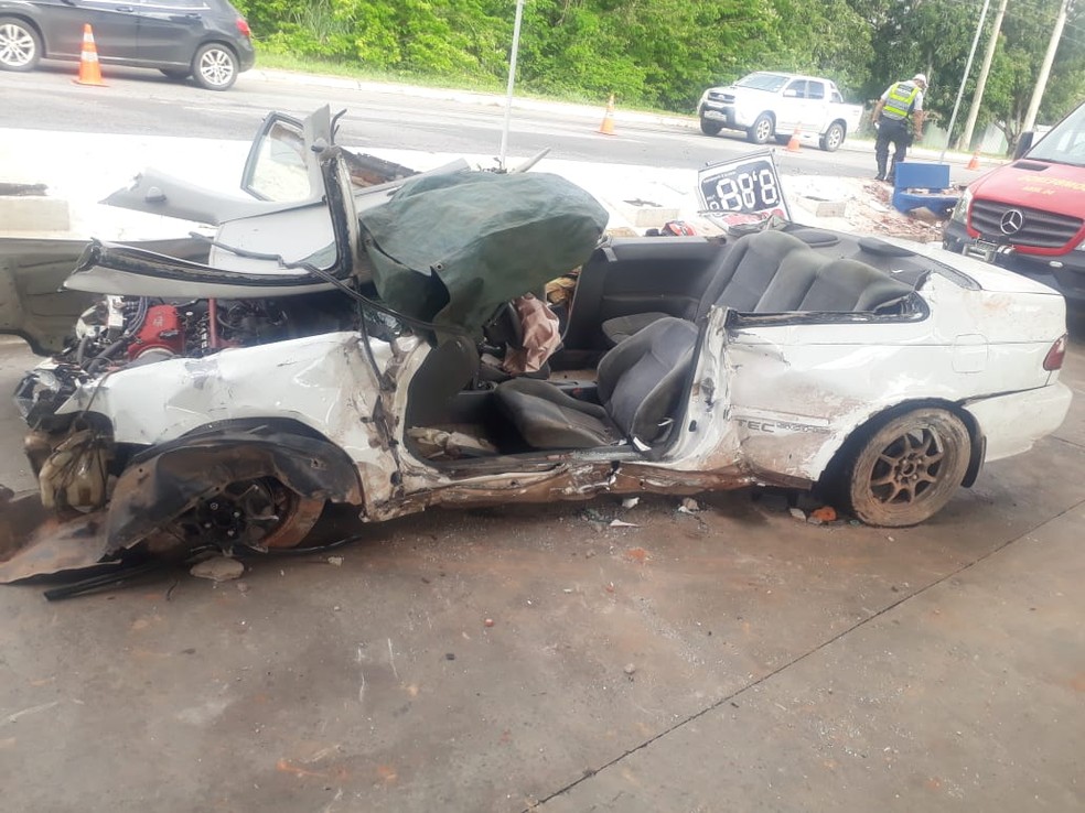Carro após acidente em posto de gasolina no DF — Foto: Polícia 