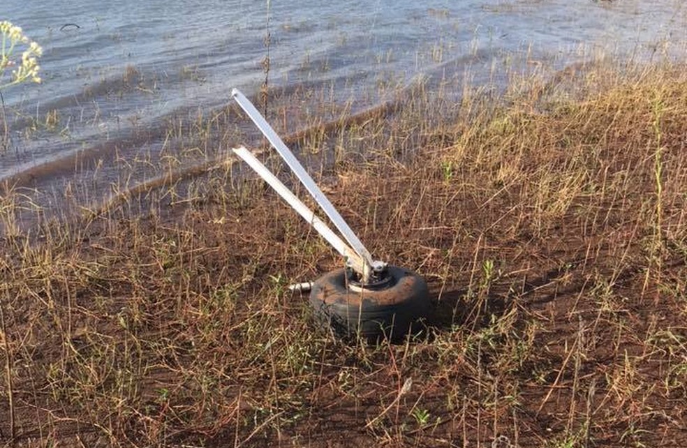 Parte de uma roda foi encontrada nas margens da barragem do rio â Foto: DivulgaÃ§Ã£o/Bombeiros VoluntÃ¡rios de Campinas do Sul 