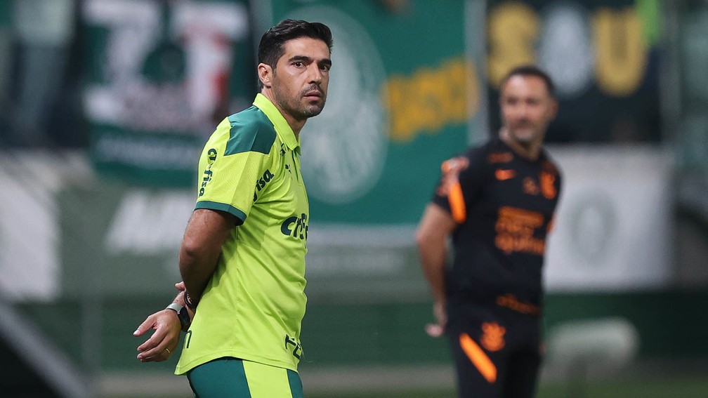 Abel Ferreira dedica vitória no Dérbi aos torcedores do Palmeiras: 