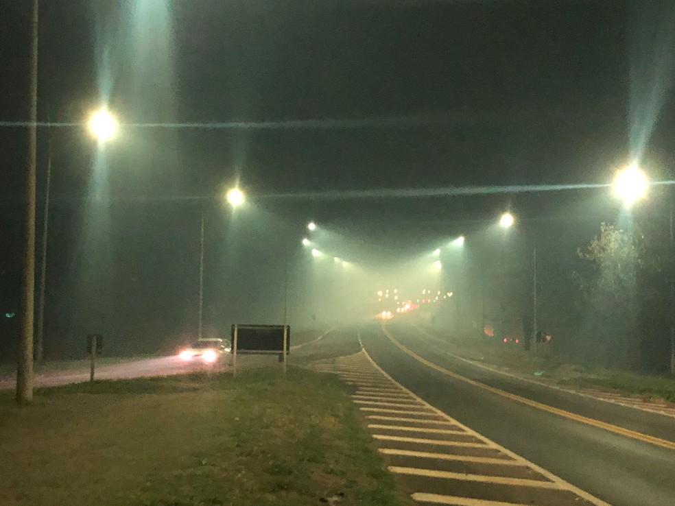 Fumaça do incêndio interferiu no trânsito em Lins — Foto: Redes Sociais/Reprodução