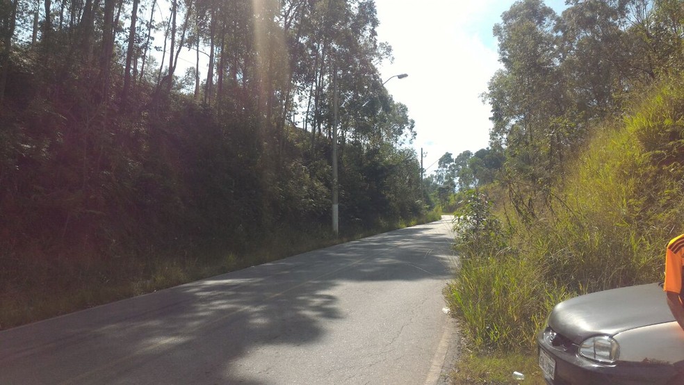 Corpo do pai estava no acostamento de uma rodovia em Araçariguama (Foto: Daniela Golfieri/TV TEM)