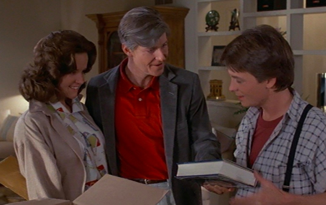 Marty McFly com os pais em 1985, em cena de De Volta para o Futuro (1985) (Foto: Reprodução)