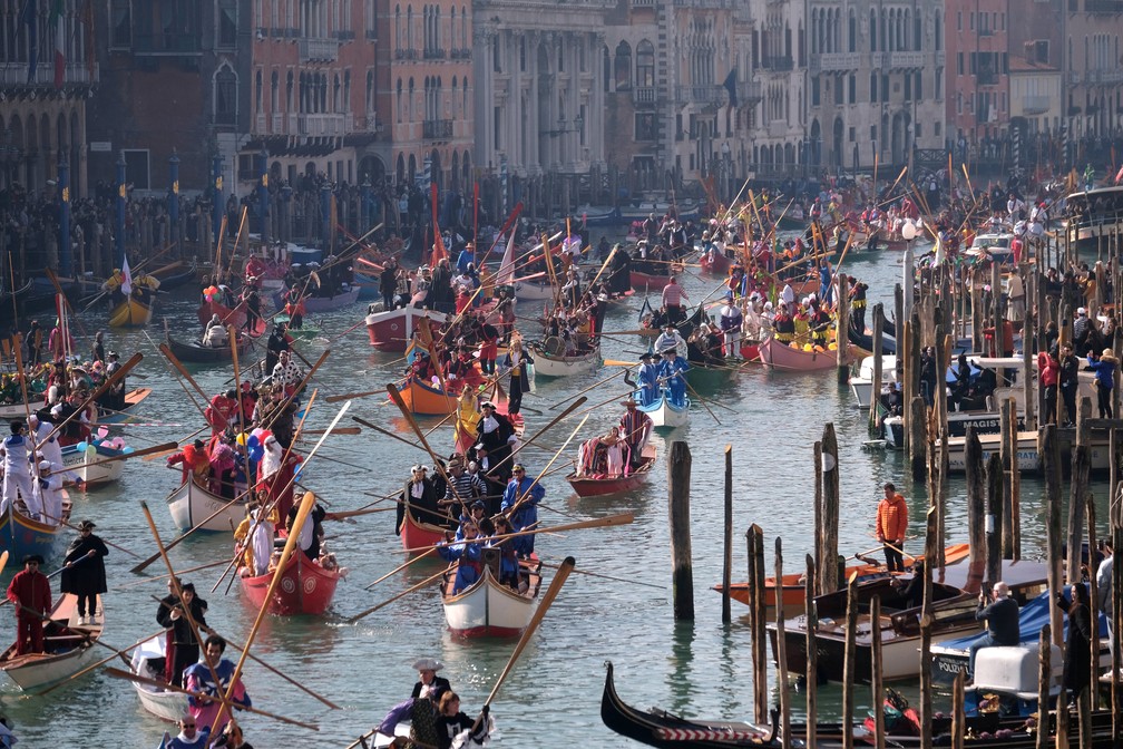 Desfile de barcos e gôndolas ao longo do Grande Canal neste domingo — Foto: Manuel Silvestri/Reuters