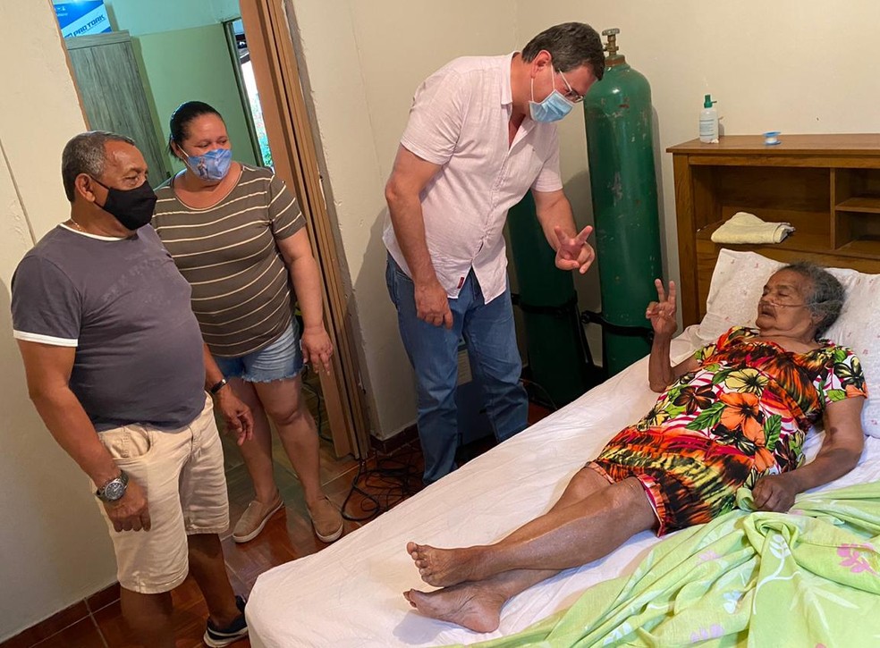 Gismalia dos Santos Silva, de 100 anos, avó do ex-lateral da seleção, superou a Covid-19 e voltou para casa, em Cordeirópolis (SP) — Foto: Denis Suidedos