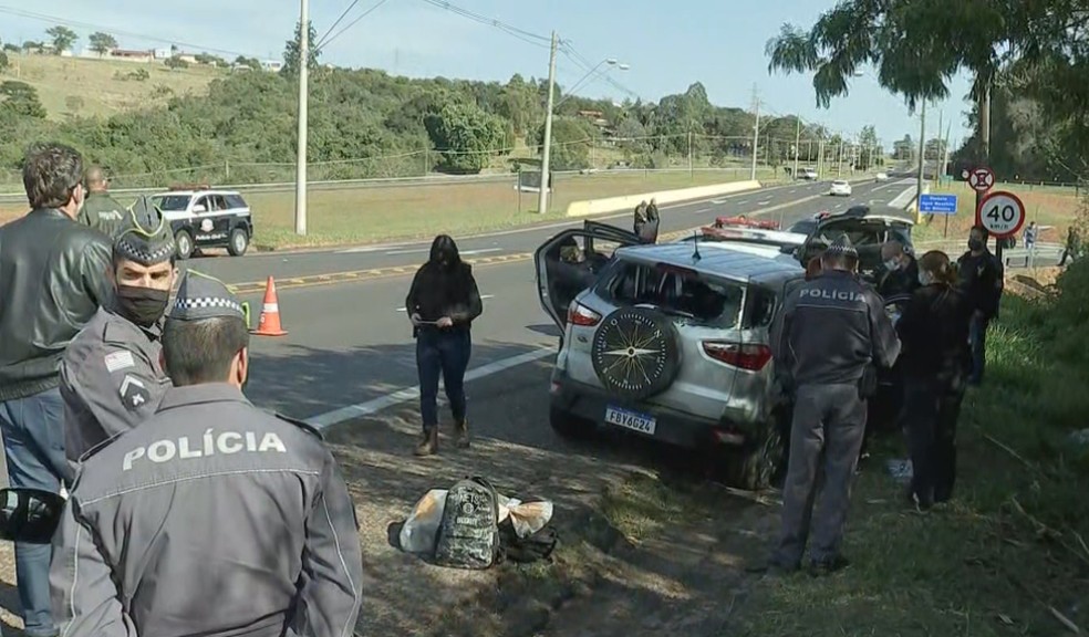 Homem que dirigia carro abandonado em rodovia fugiu a pé e foi baleado em Botucatu  — Foto: TV TEM/Reprodução