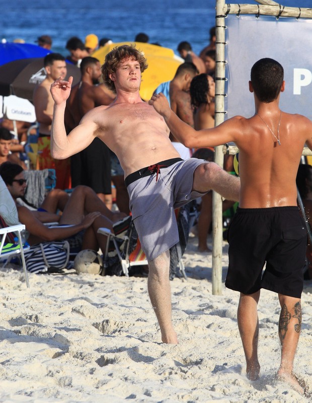 Pedro Novaes joga futevôlei em praia carioca (Foto: Fabrício Silva/AgNews)