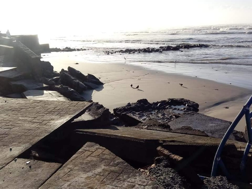 Plataforma Amadora de Pesca ficou destruída após ressaca. — Foto: Reprodução/Mongaguá na Tela