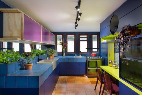 A cozinha da atriz Leticia Colin foge à tradicional decoração branca, recebendo cores vibrantes. O projeto é do escritório Pílula Arquitetura