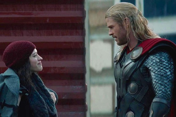 Kat Dennings e Chris Hemsworth em cena de Thor: O Mundo Sombrio (2013) (Foto: Reprodução)