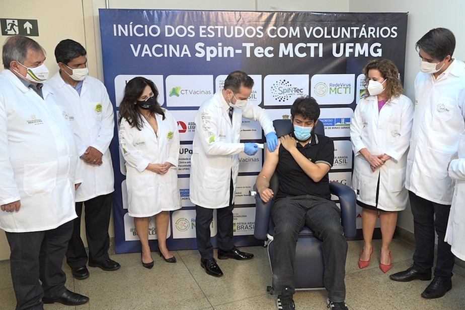 Primeiro voluntário recebe vacina contra a Covid-19 brasileira, desenvolvida na UFMG.