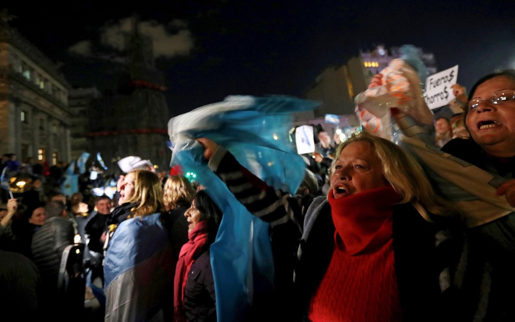 Argentinos participam de manifestação diante do Congresso, pedindo que o Senado retire a imunidade parlamentar de Cristina Kirchner, em Buenos Aires, na terça-feira (21) (Foto: Reuters/Marcos Brindicci)