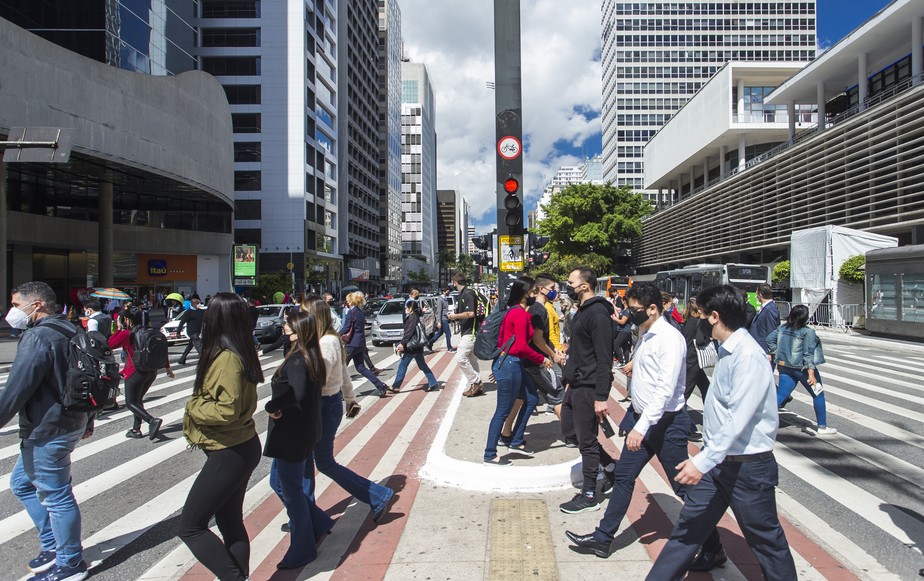 Pedestres na Avenida Paulista: pesquisas de volta às ruas nesta semana