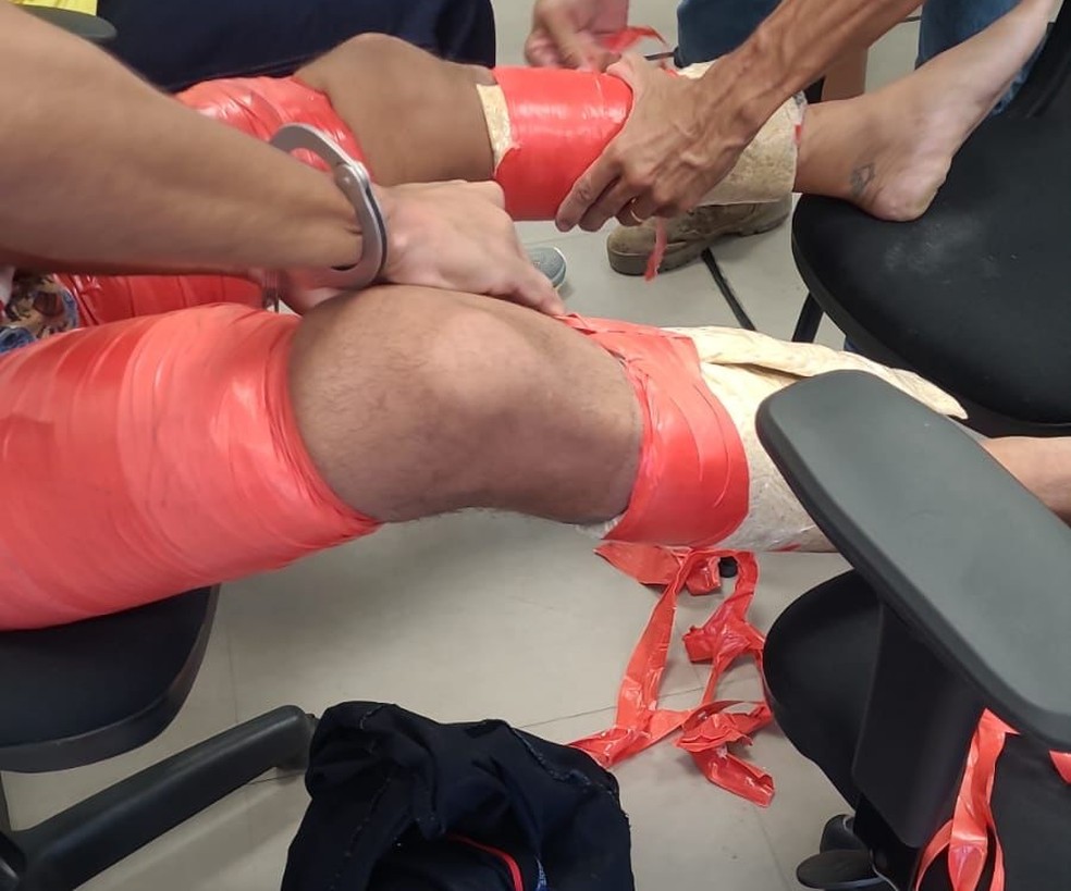 Dupla é presa com mais de 10 kg de drogas amarradas ao corpo em aeroporto de João Pessoa — Foto: Polícia Federal/Reprodução