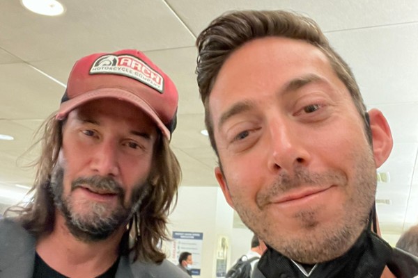 Andrew Kimmel também tirou uma casquinha de Keanu Reeves no aeroporto (Foto: Reprodução/Twitter)