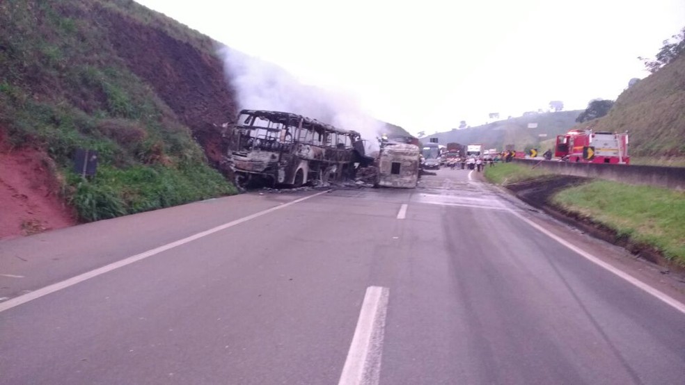 Ônibus e carreta pegam fogo na BR-381 em Três Corações (MG) (Foto: Corpo de Bombeiros)