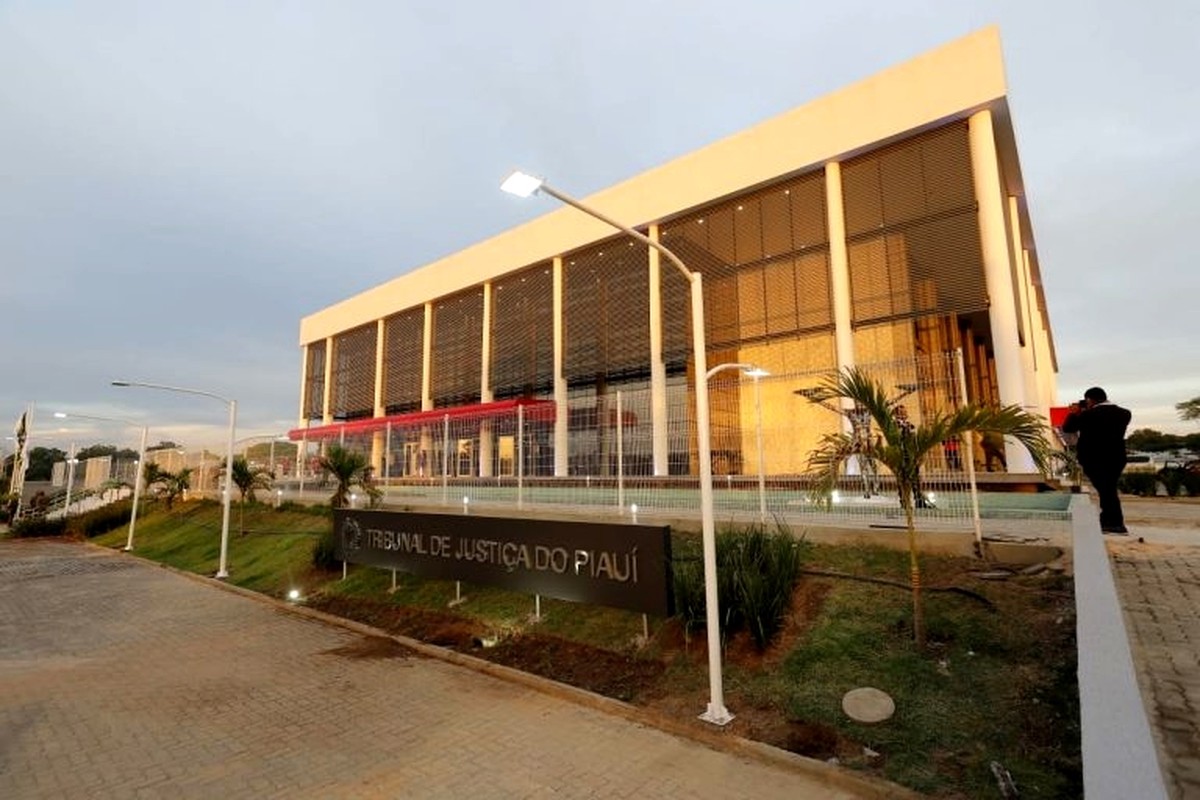 Mulher denuncia servidor do Tribunal de Justiça do Piauí por transfobia: 'tu tá intimado, rapaz' - Globo.com