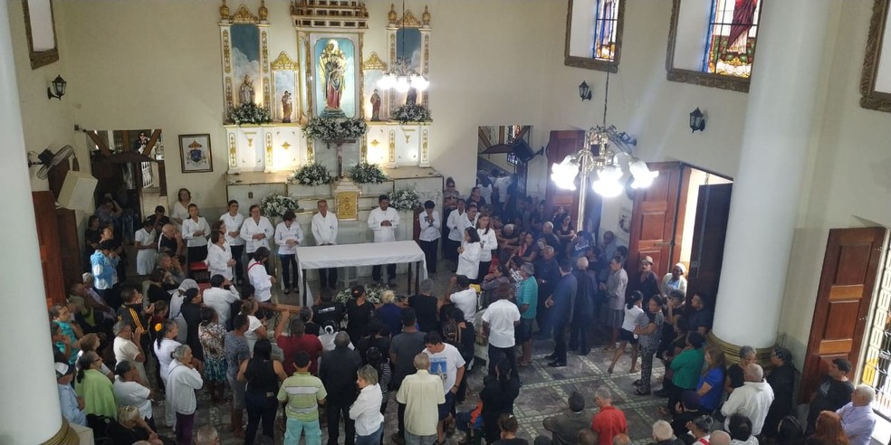 Fiéis em missa de 85 anos da morte de Padre Cícero, em Juazeiro do Norte. — Foto: Valéria Alves/SVM