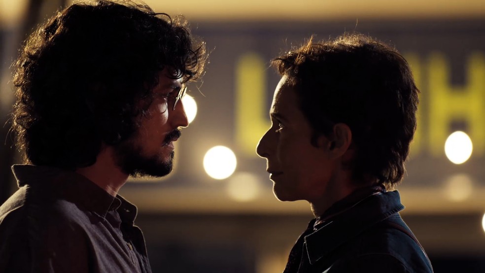Em 'Um Lugar ao Sol', Rebeca (Andrea Beltrão) termina romance com Felipe (Gabriel Leone) — Foto: TV Globo