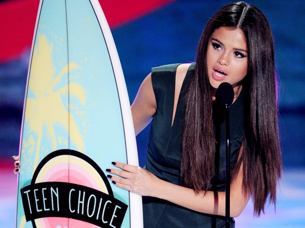 Selena Gomez recebe prêmio durante o Teen Choice Awards 2013, neste domingo (11), na Califórnia (Foto: Kevin Winter/Getty Images/AFP )