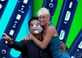 Mariana Ximenes e Zeca Camargo sujos de torta (Foto: Reprodução/TV Globo)