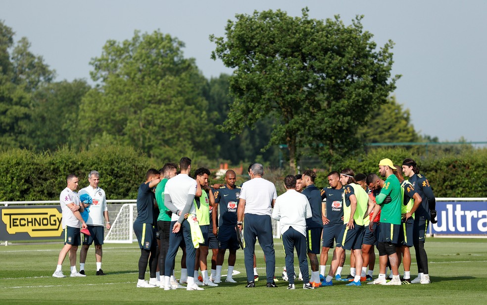 Tite conversa com os jogadores da seleÃ§Ã£o brasileira (Foto: Peter Cziborra / Reuters)