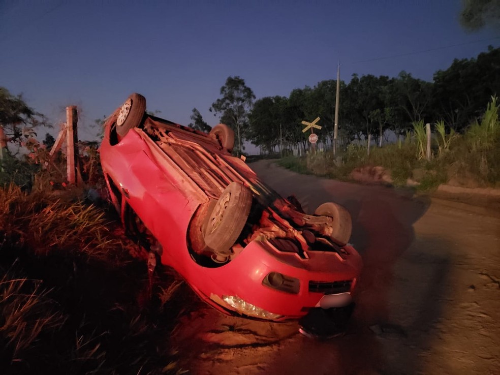 Carro capotou com o impacto da batida  — Foto: Polícia Rodoviária/Divulgação