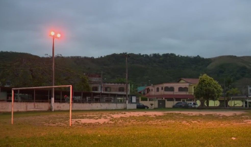 Campo do Greminho mostra o estado precário em que o time treina diariamente — Foto: Bernardo Serrado - GloboEsporte.com