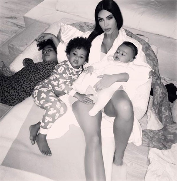 Kim Kardashian com os filhos (Foto: Instagram)