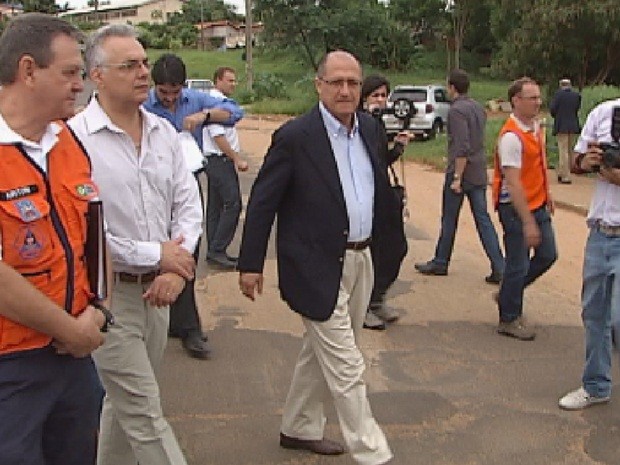 Governador visitou locais afetados pela chuva em Lins (Foto: Reprodução TV Tem)