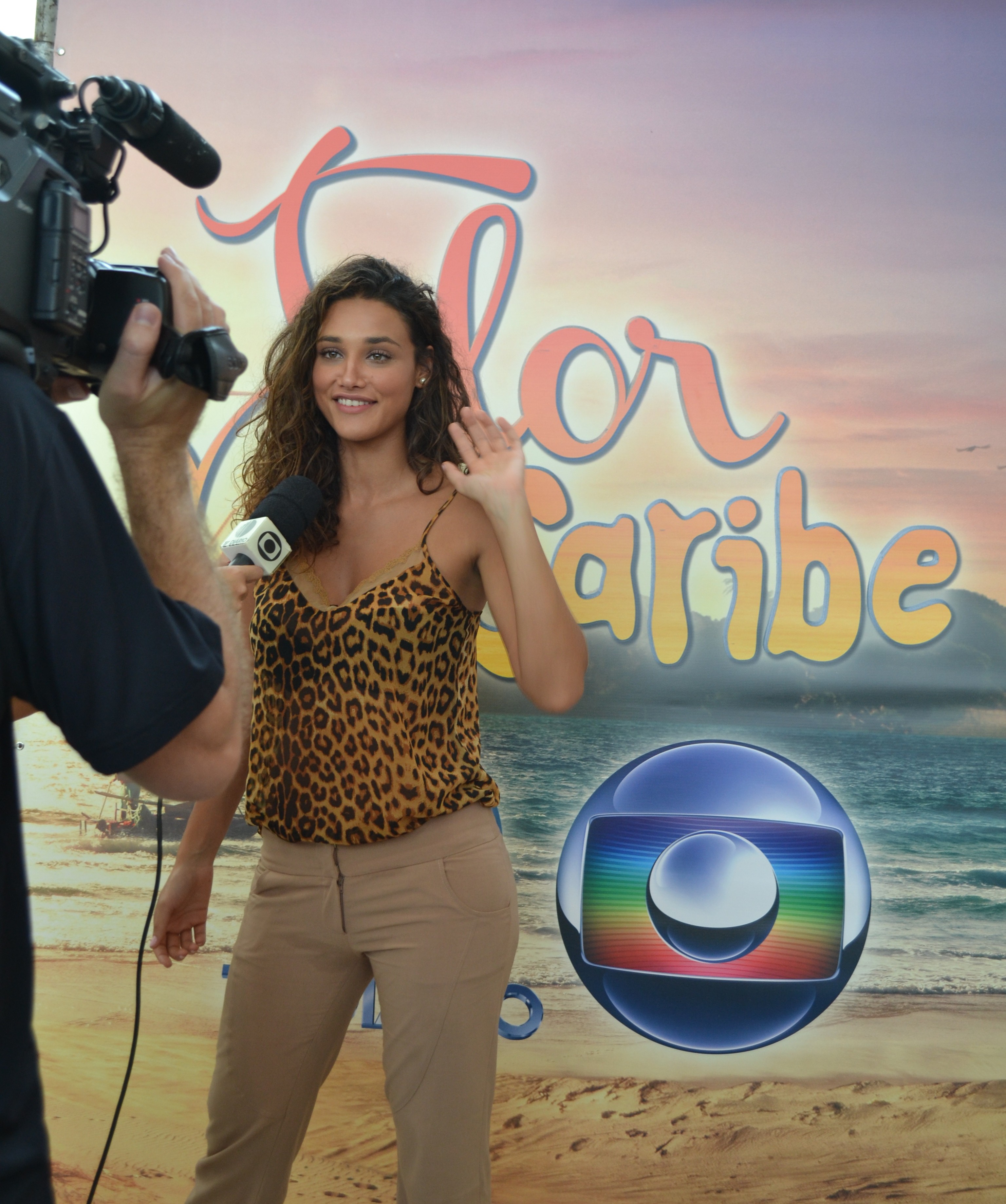 Rede Globo > tvdiario - Jessica Leão entrevista a atriz Débora Nascimento,  de Flor do Caribe