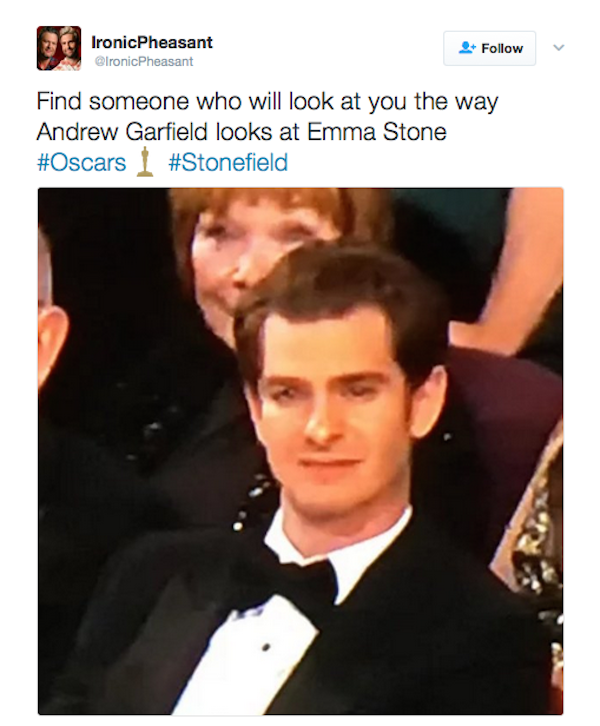 Andrew Garfield emocionado durante o discurso de agradecimento de Emma Stone (Foto: Twitter)