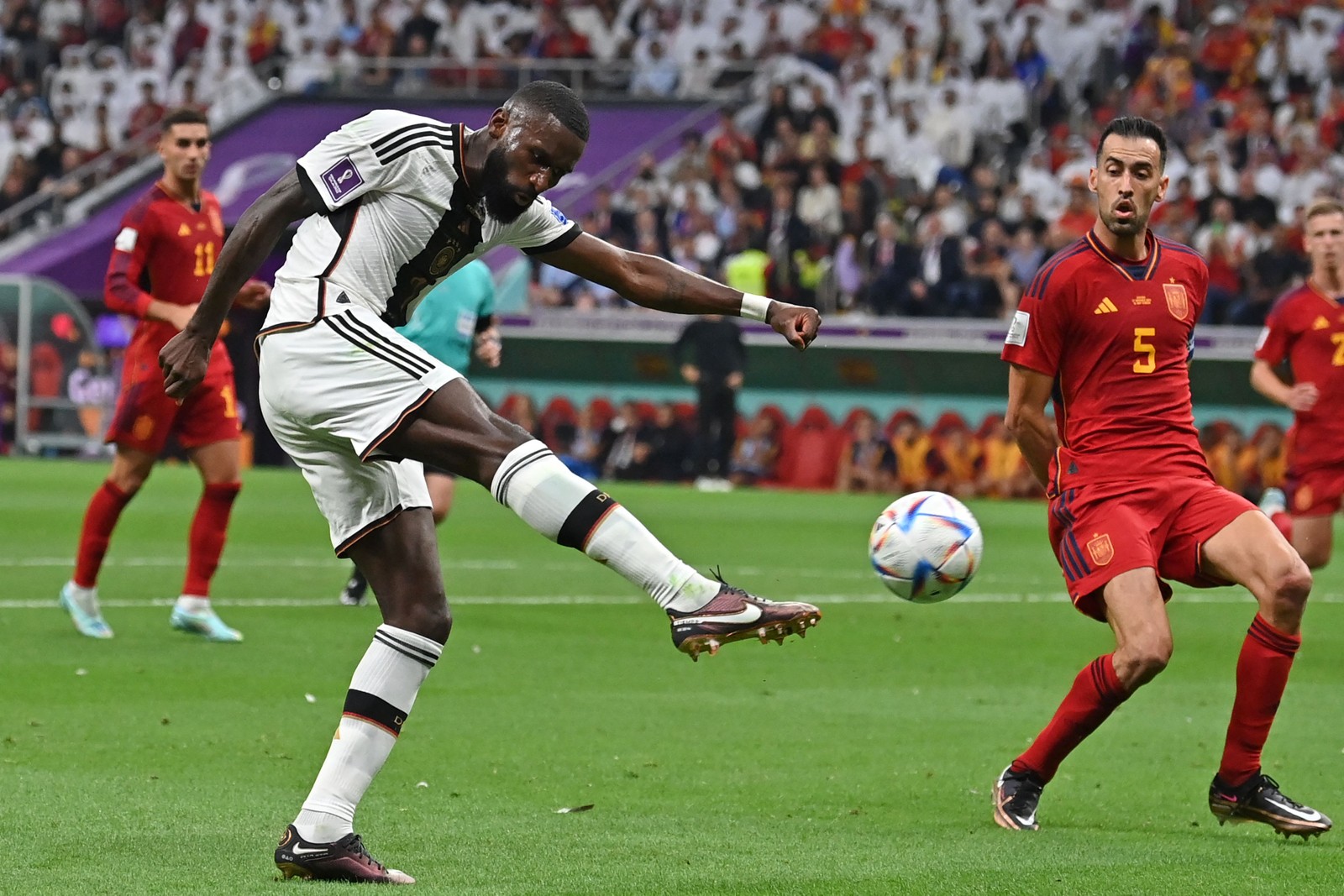Ruediger acerta uma pancada no gol de Unai Simon, que afastou o perigo — Foto: GLYN KIRK/AFP