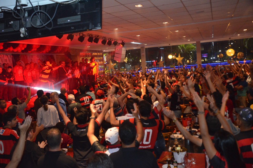 Torcedor compareceu em grande número ao evento de apresentação do elenco raposeiro (Foto: Silas Batista / GloboEsporte.com)