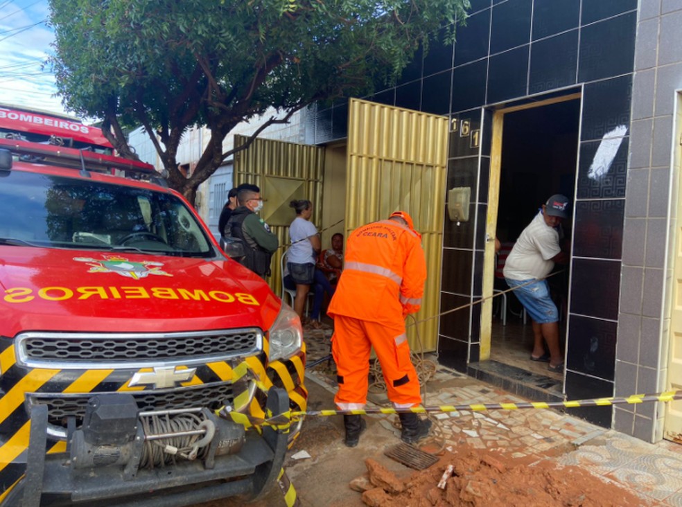 Corpo de Bombeiros continua com os trabalhos de resgate. Conta com o reforço de equipes do Crato e de voluntários. — Foto: Lorena Tavares/Sistema Verdes Mares