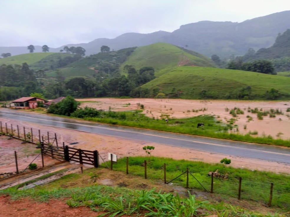 Água chegou ao sítio São Simão, em Lambari (MG), durante a chuva deste domingo (27) — Foto: Redes sociais 