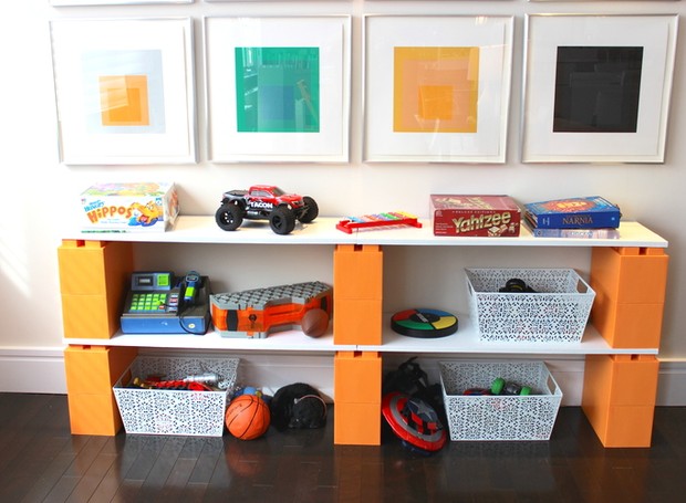 Aqui, foi criado um espaço para organizar os brinquedos das crianças (Foto: Divulgação)