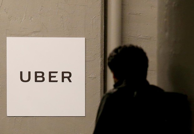Homem chega ao escritório central da Uber em Nova York (Foto: Brendan McDermid/Arquivo/Reuters)